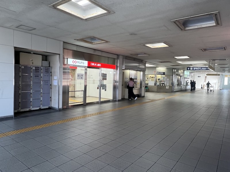 コインロッカー側から改札口を見る