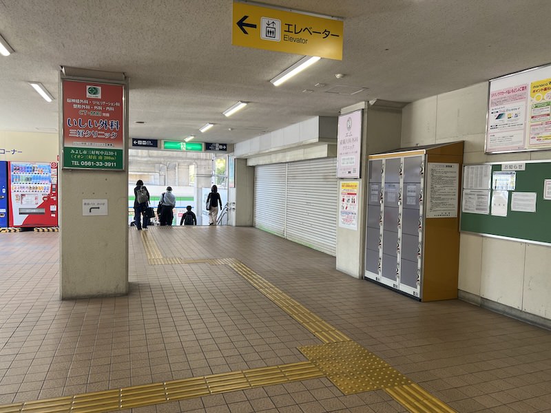 改札を出て右側に設置されているコインロッカー