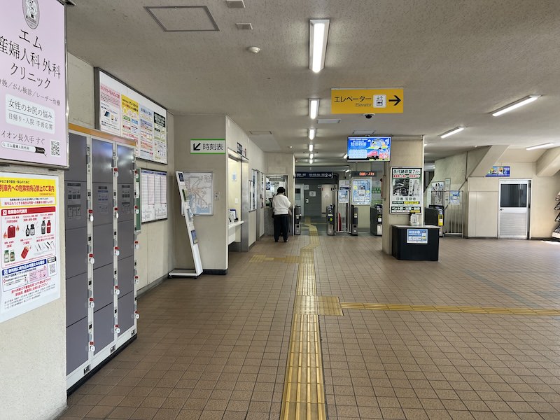 コインロッカー側から改札口を見る