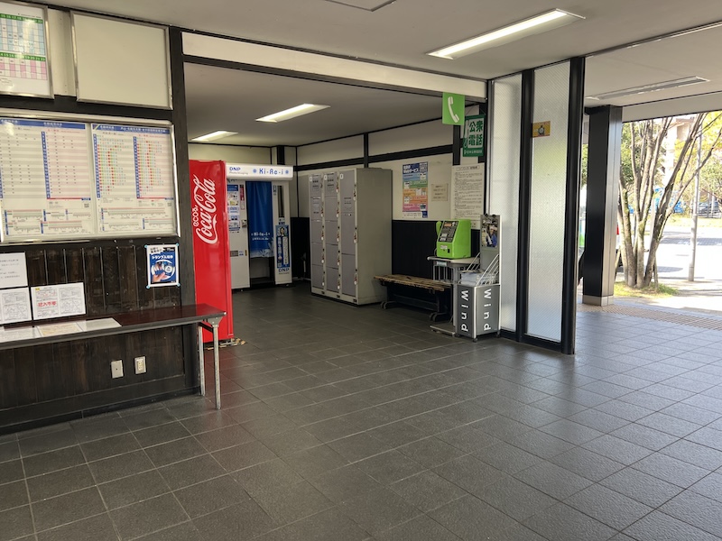 出てすぐ左側にコインロッカーが設置されている