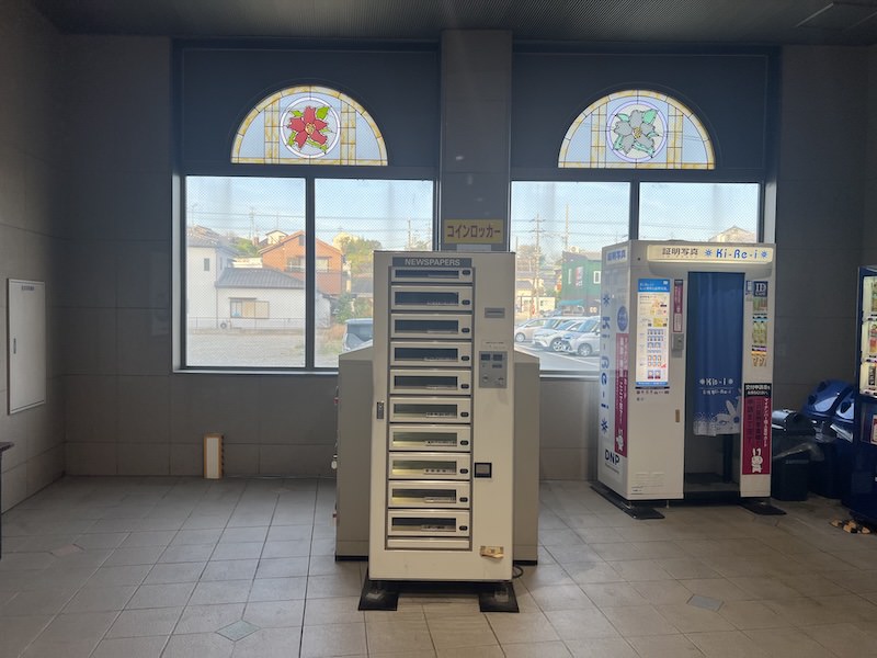 新聞の販売機を裏にコインロッカーが設置されている
