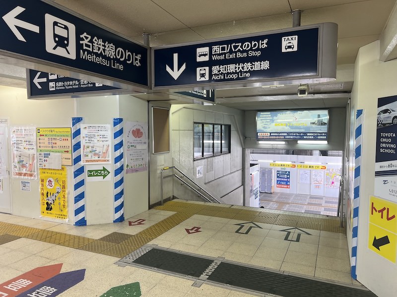 改札を出て正面の階段を降りたところにコインロッカーが設置されている