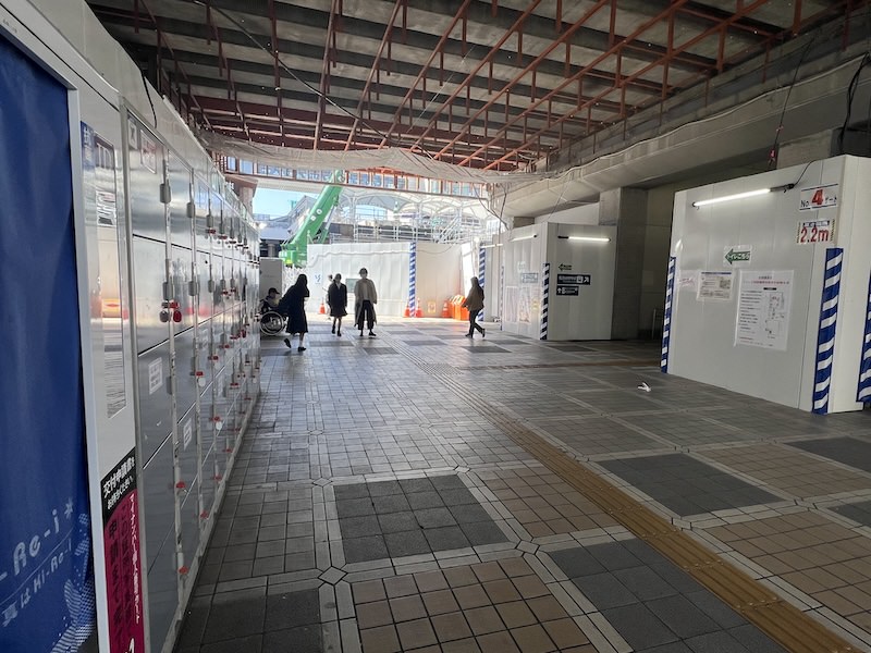 コインロッカー側から改札へ向かう階段(右側)を見たところ