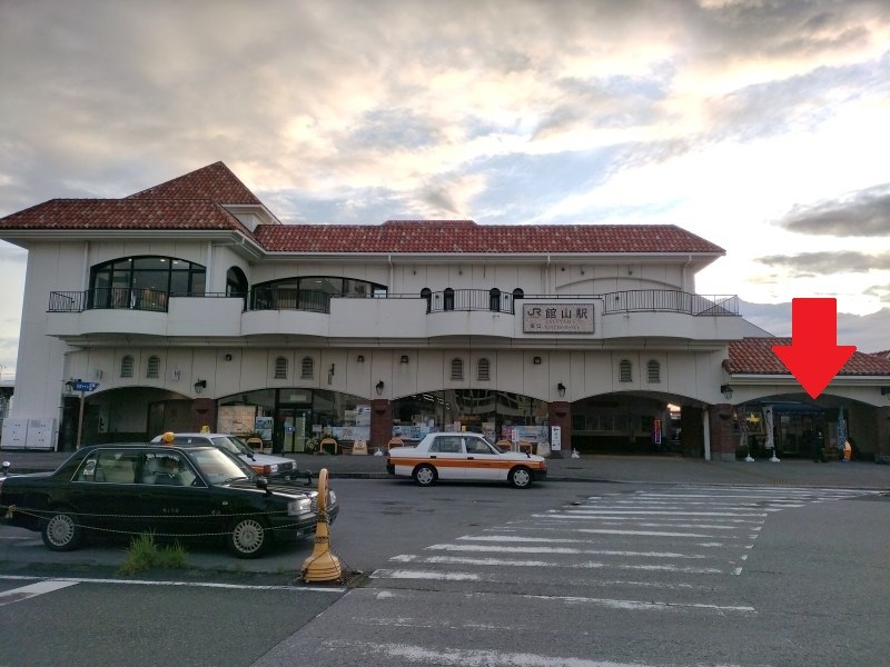館山駅東口。矢印の所に喫茶店あり。