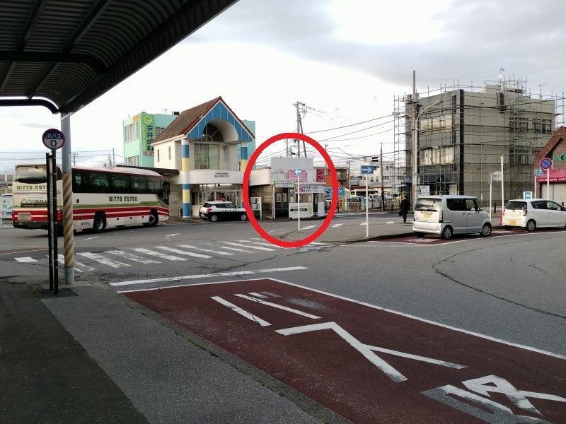 東口バスターミナルを東口から左回りに進むと、交番の隣にバス待合所があります。