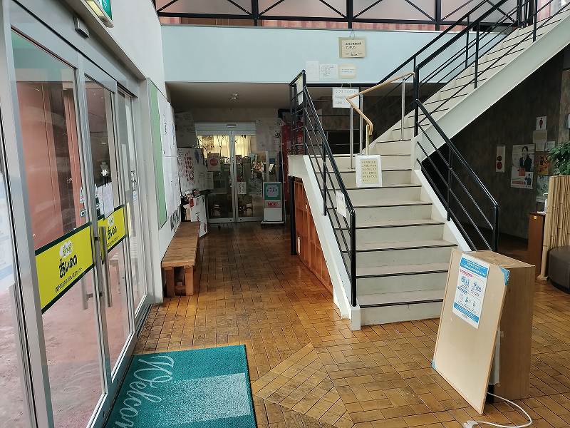 相野々駅(ポッポあいのの)の正面入口入って左にある階段の後ろに向かいます。