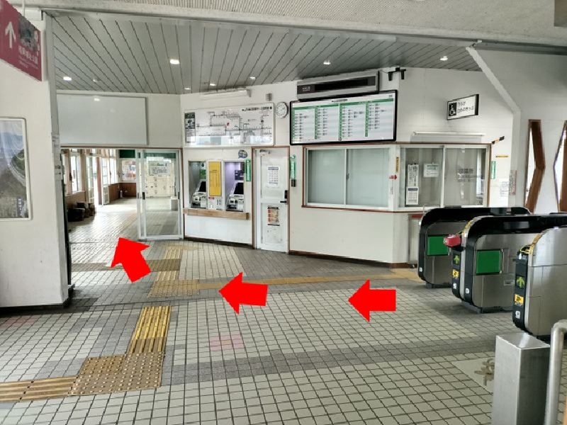 船岡駅1階の改札を出て右側の通路へ向かいます。