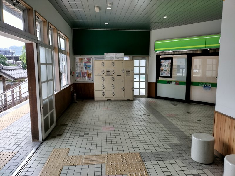 通路つきあたりのNewDays(コンビニ)入口付近にコインロッカーがあります。