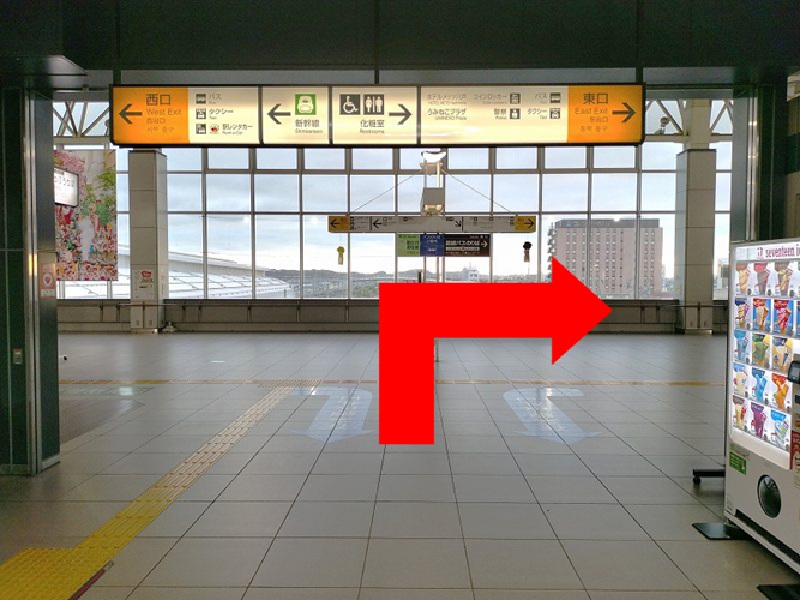 八戸駅の在来線または新幹線の改札を出て右(東口方面)へ進みます。