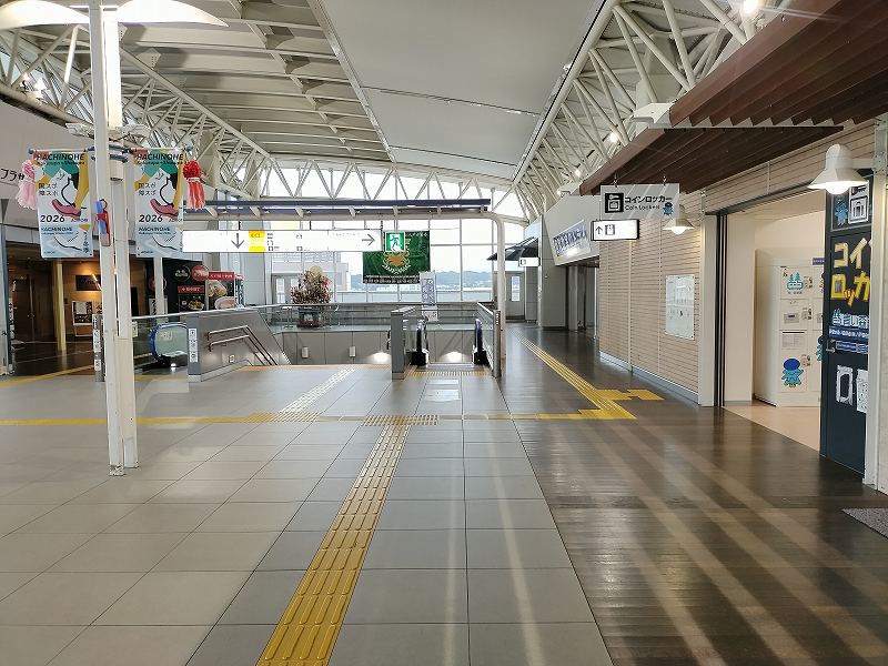 東口階段の手前右側にコインロッカーコーナーがあります。