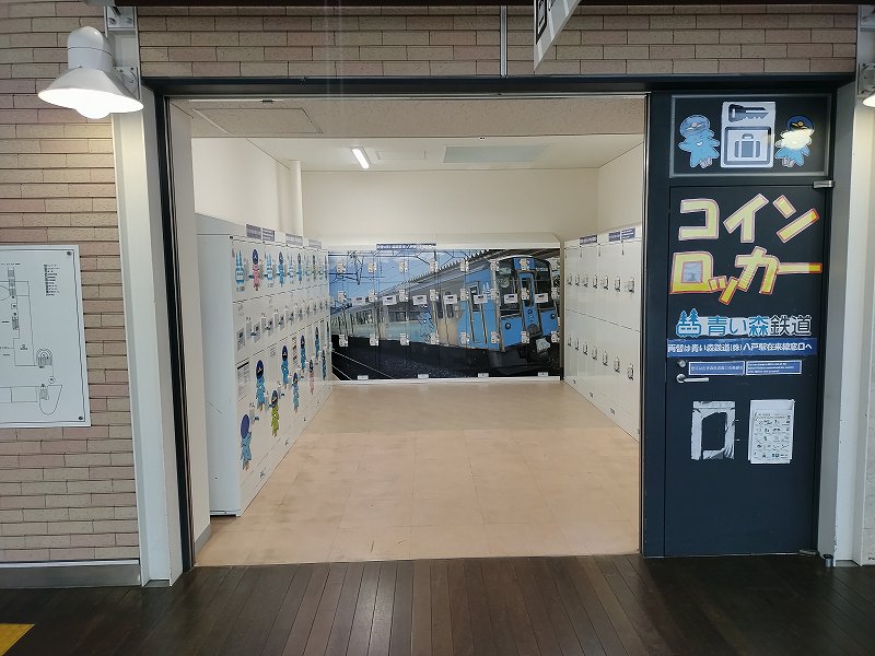八戸駅2階東口階段近くのコインロッカーコーナー