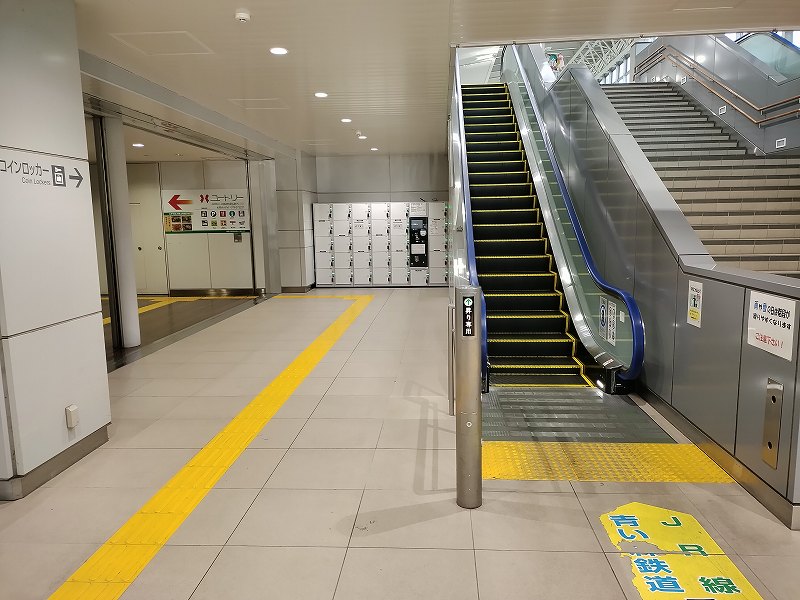 東口階段の中2階で階段の裏側に回り込んだところにもコインロッカーがあります。