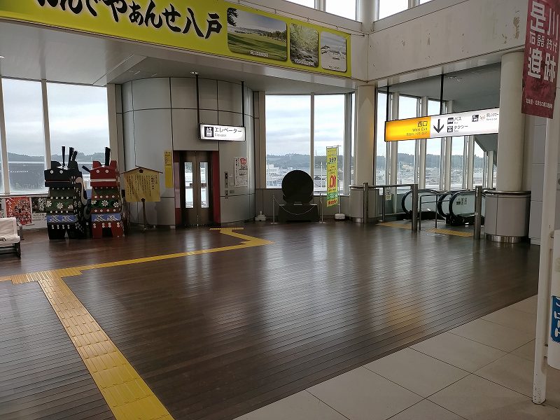 階段などで西口1階へ降りると、エレベーターのりば付近にコインロッカーがあります。