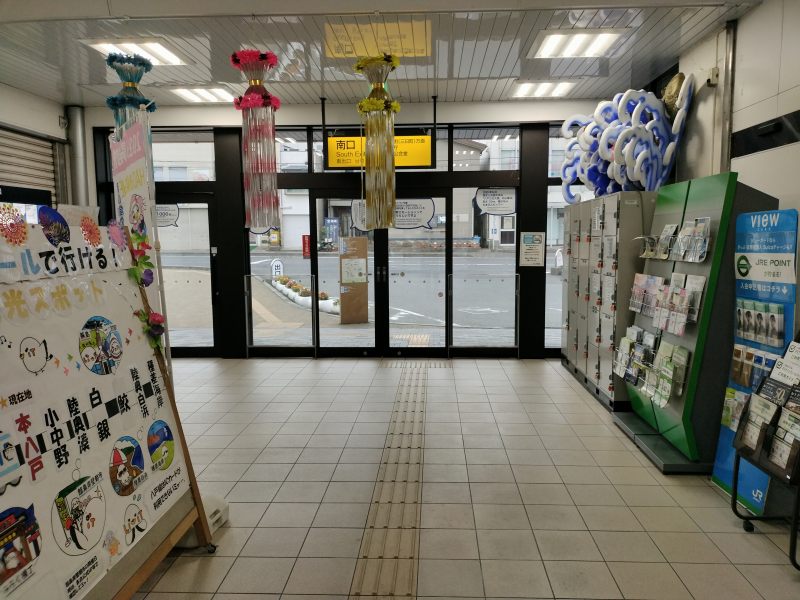 南口の近くにコインロッカーがあります。