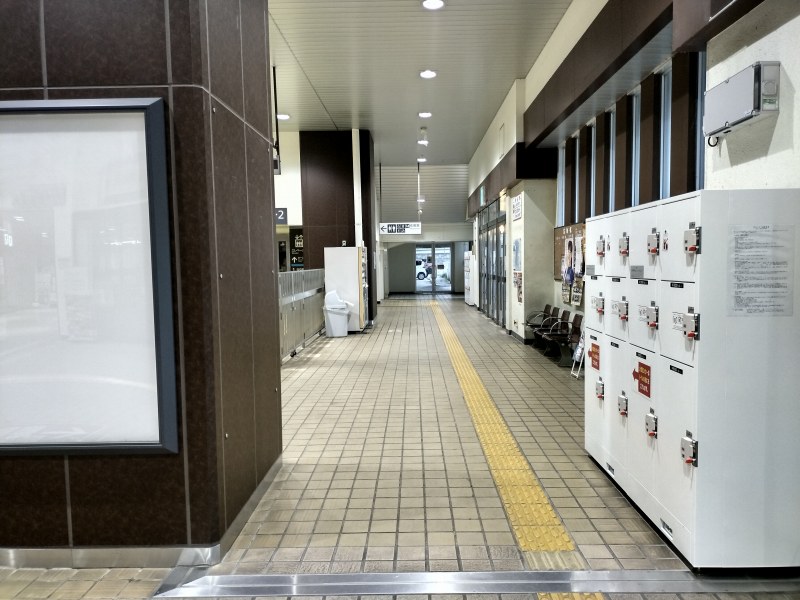 1つ目のコインロッカーから向かって左へ通路を進みます。