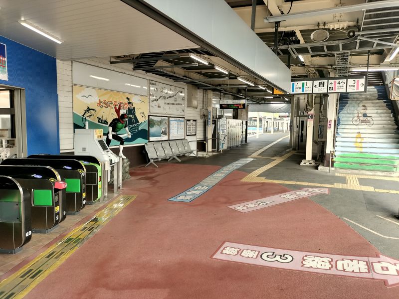 石巻駅の改札を入って左側の通路を通って1・2番線ホームへ向かいます。