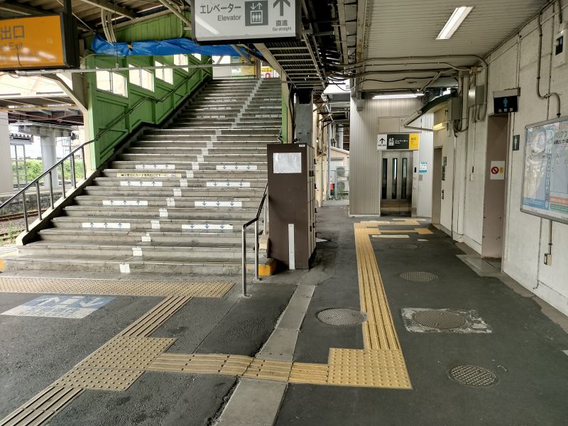 上り階段の横にコインロッカーがあります。