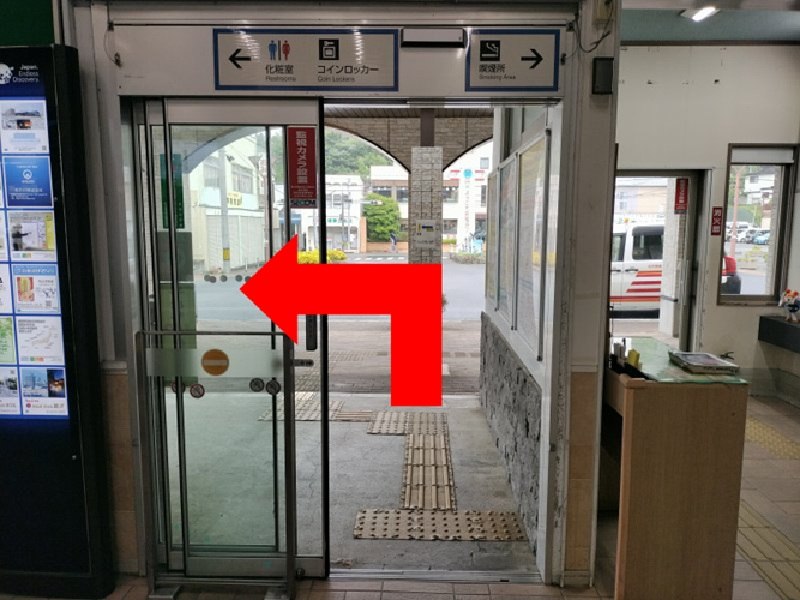 気仙沼駅の駅舎を出て左へ進みます。
