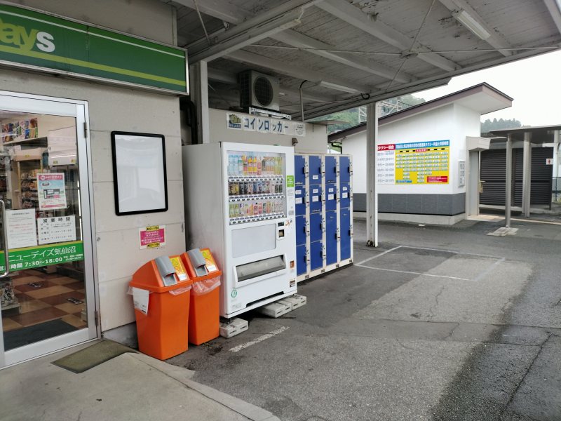 NewDays(コンビニ)の入口を少し通り過ぎたところにコインロッカーがあります。
