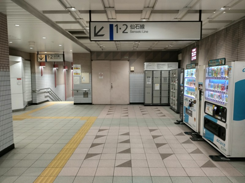 通路つきあたり右側にコインロッカーがあります。