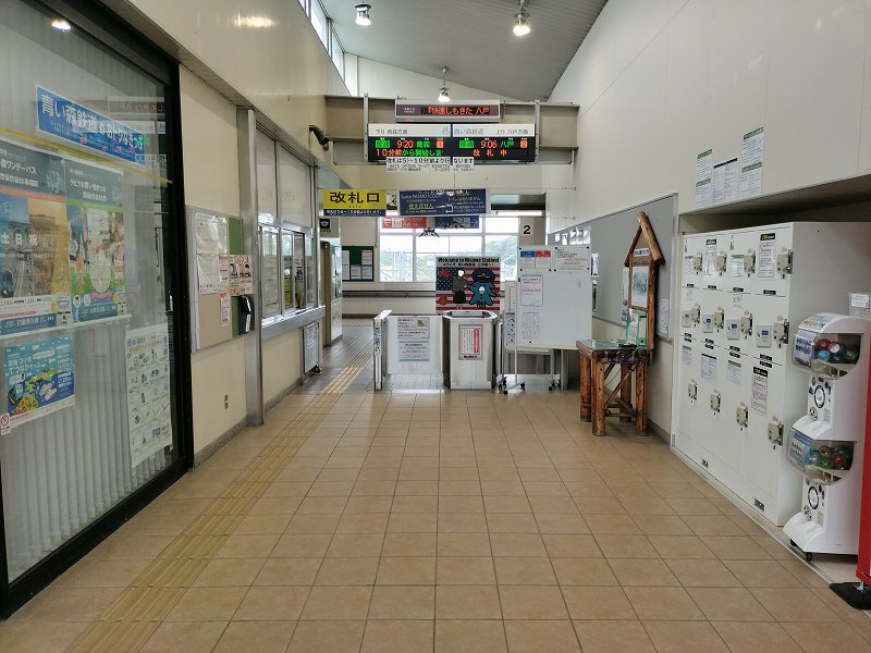 三沢駅の改札を出ると左側にコインロッカーがあります。