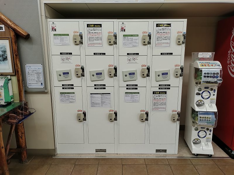 三沢駅改札付近のコインロッカー