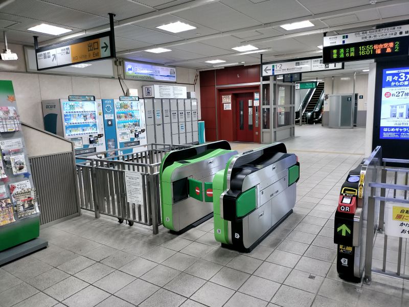 JR長町駅の改札を入ってすぐ左側にコインロッカーがあります。