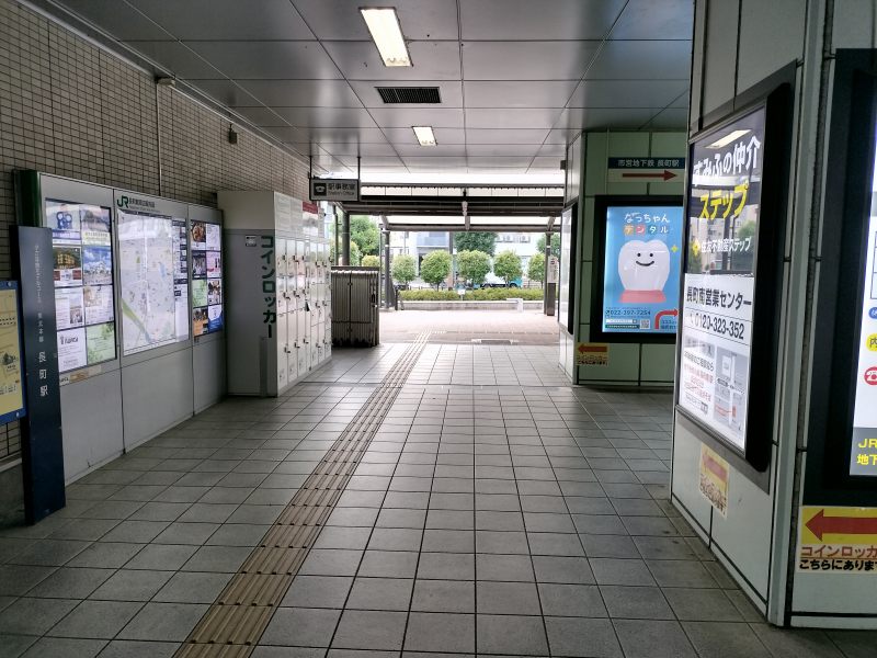 西口へ向かう通路の左側にコインロッカーがあります。