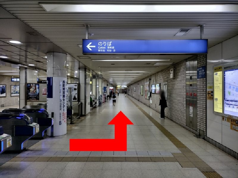 地下鉄長町駅の改札を出て左へ50mほど直進します。