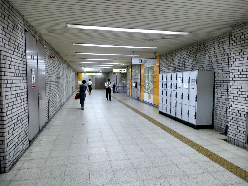 南1出口付近の通路にコインロッカーがあります。