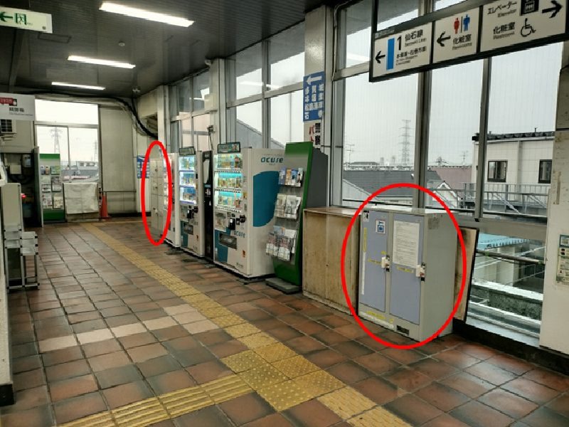 中野栄駅の改札を入って正面の通路の1番線側と2番線側の階段付近に、コインロッカーが1つずつあります。