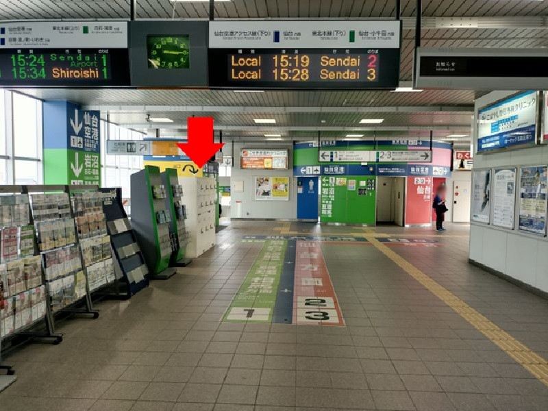 名取駅の改札を入って少し進むと、通路左側のエスカレーター付近にコインロッカーがあります。