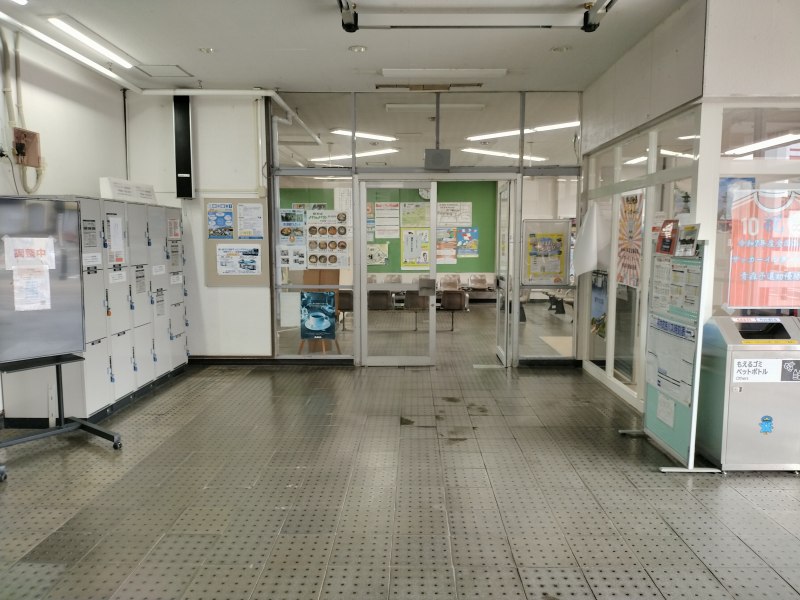 野辺地駅の改札を出て左側にある待合所入口付近にコインロッカーがあります。