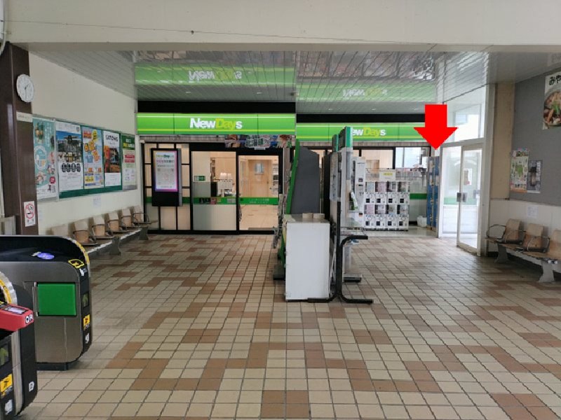改札を出て左側にあるNewDaysと駅出入口の間にコインロッカーがあります。