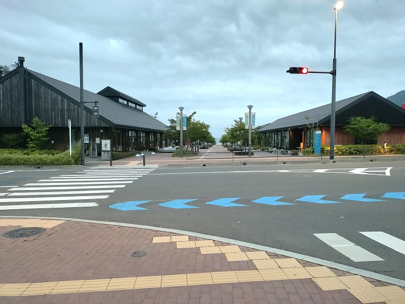 女川駅を出てレンガ道を直進していくと商業エリア「シーパルピア女川」があります。