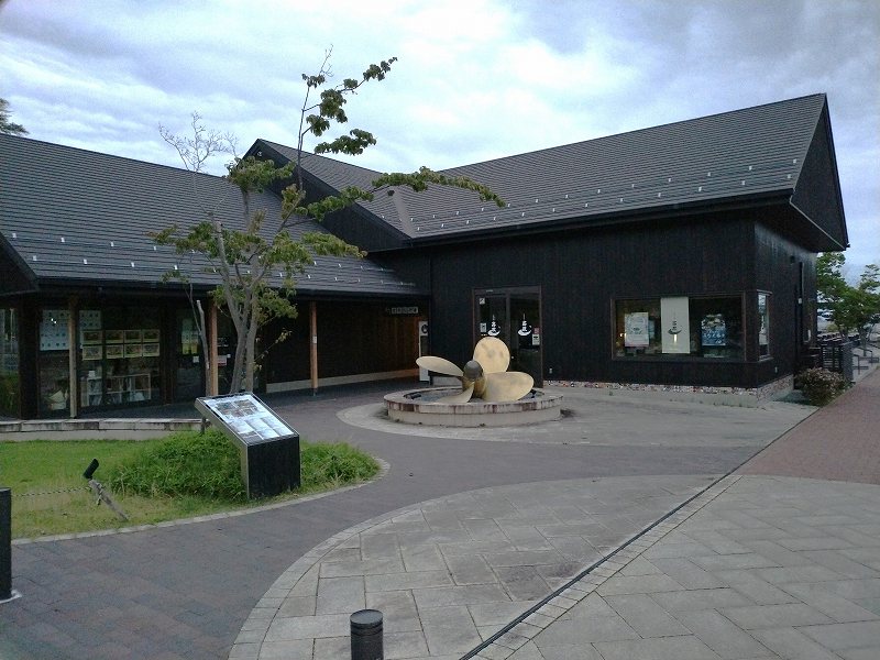 女川駅からみて「シーパルピア女川」左奥にある「地元市場ハマテラス」