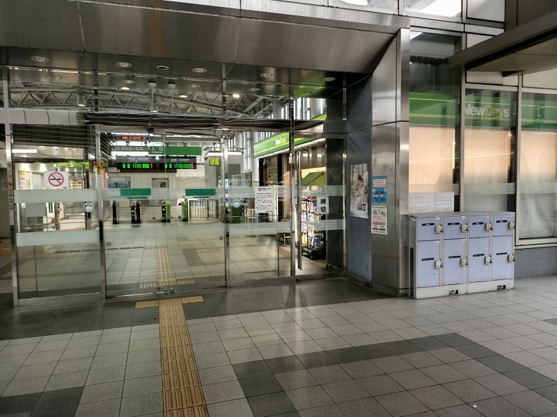 陸前原ノ町駅の駅舎を出て左側にコインロッカーがあります。