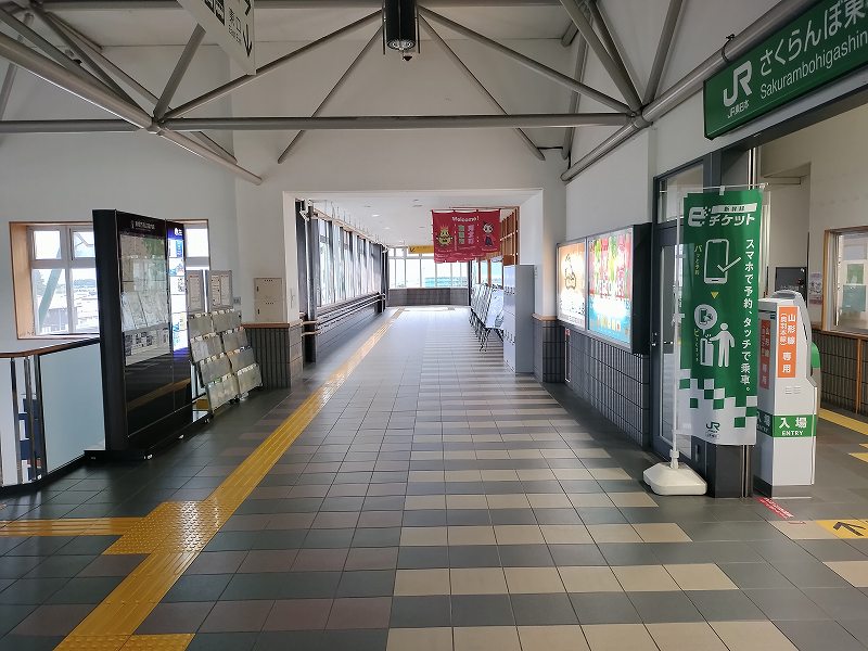 さくらんぼ東根駅の改札を出て右側の西口へ続く通路を進んでいくと、通路右側にコインロッカーがあります。