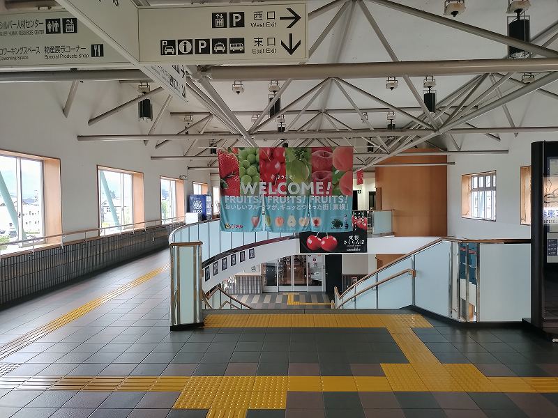 さくらんぼ東根駅の改札を出て階段を1階まで降りて行きます。(改札は3階にあります)