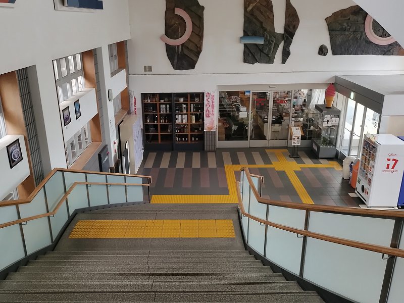 階段を降りて東口1階のホールにコインロッカーがあります。