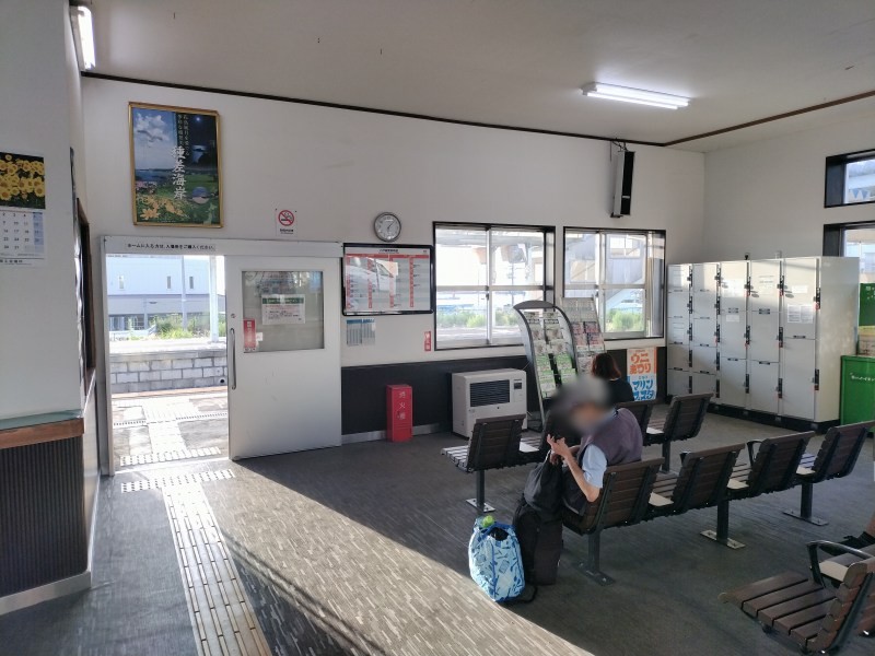 鮫駅の改札を出て左側にコインロッカーがあります。