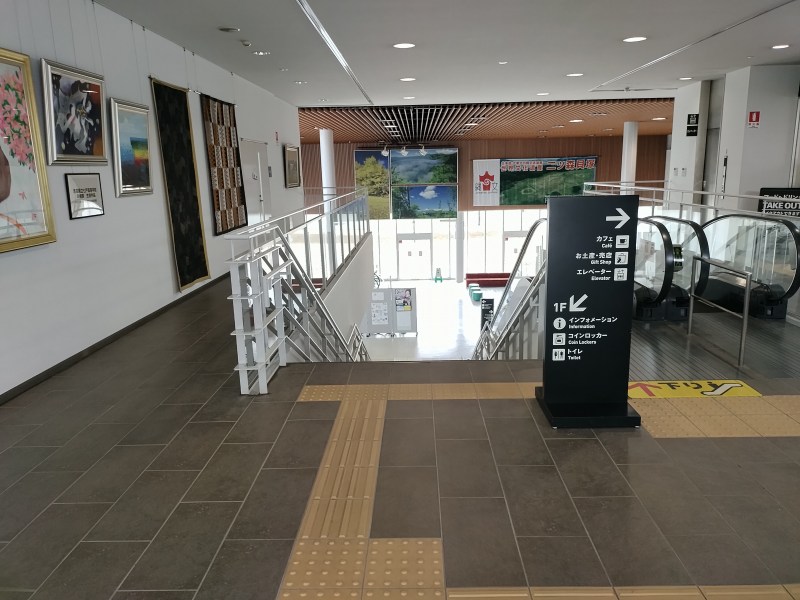 階段で1階へ向かいます。