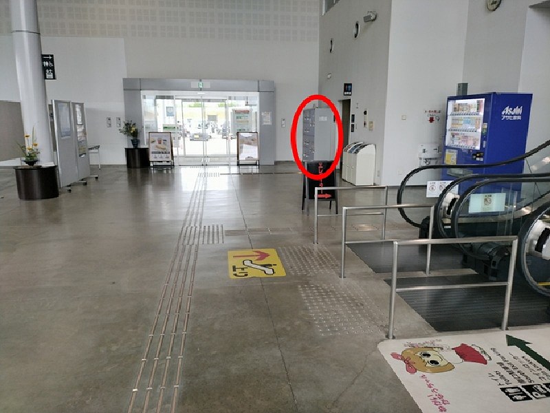 階段を降りて右側にあるトイレの前にコインロッカーがあります。