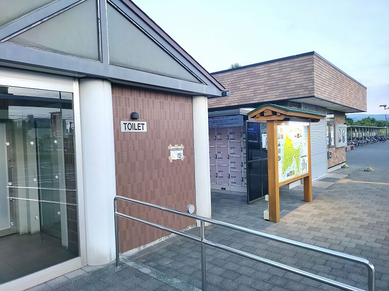 トイレと下北観光案内所の間にコインロッカーがあります。