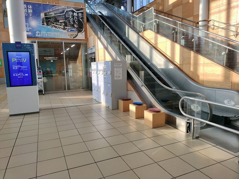新庄駅の改札を出て右側にあるエスカレーターの横にコインロッカーがあります。