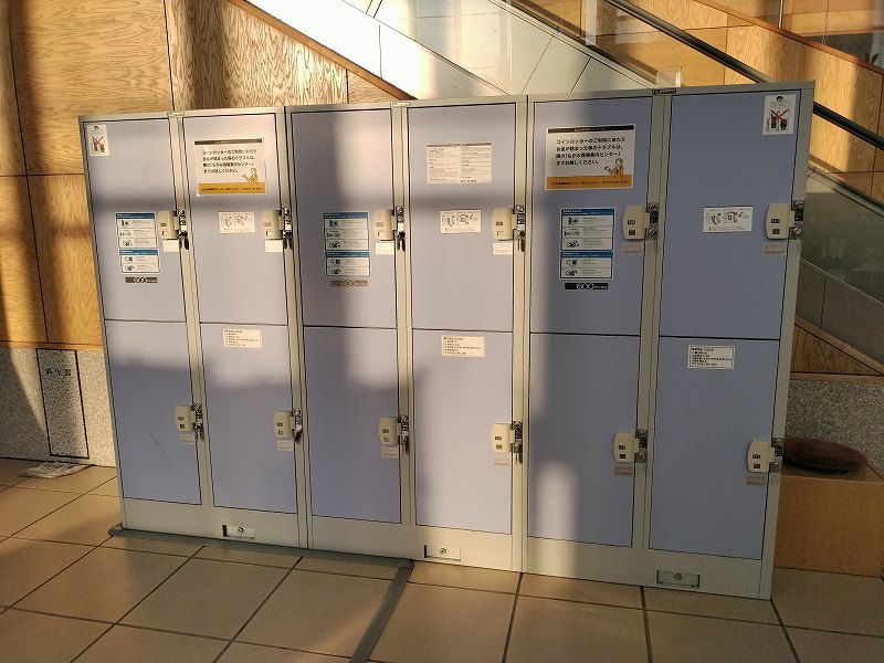 新庄駅西口(正面口)1階エレベーター横のコインロッカー