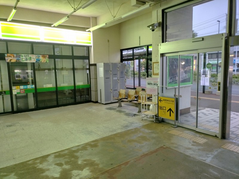 塩釜駅の改札を出て左前方の待合スペース付近にコインロッカーがあります。