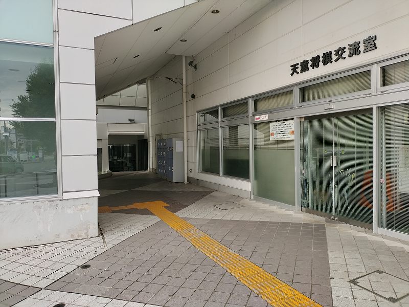 東口階段の下、エレベーターのりばの近くにコインロッカーがあります。
