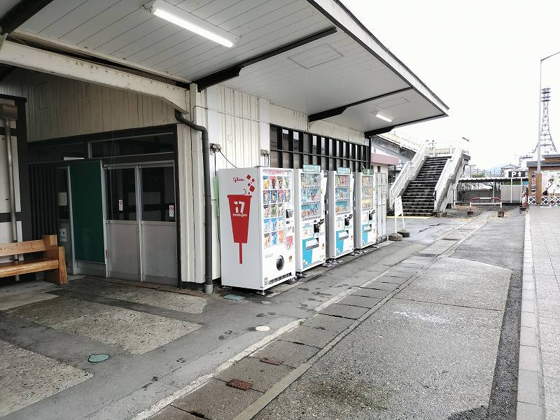 駅舎外に自販機と並んでコインロッカーが設置されていています。